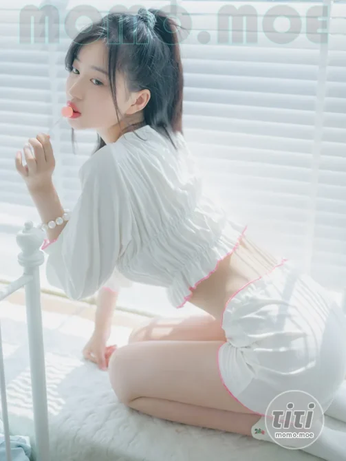 年年 – 爱吃棒棒糖的少女 [35P-123MB]-丽丝屋