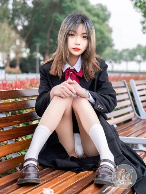 梨瑾瑾 – NO.015 户外黑长服 [20P-263M]-丽丝屋